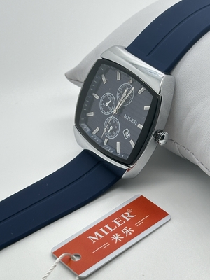 Stylish Quartz Wrist Watch with Luminous Leather Strap for Professionals