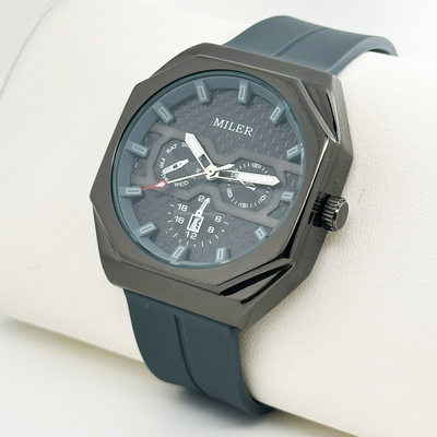 Sleek Black Silicone Strap Digital Sport Watch For Men And Women With Quartz Movement