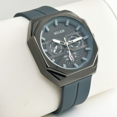 Sleek Black Silicone Strap Digital Sport Watch For Men And Women With Quartz Movement