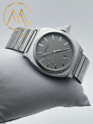 Stylish And Customizable Quartz Wrist Watch For Men With Water Resistance