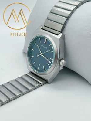Stylish Leather Strap Quartz Watch For Men Engraved Classic And Modern Versatility