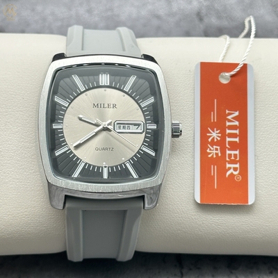 Fashion Stainless Steel Case Double Calendar Watch for Men and Women with Silicone Strap