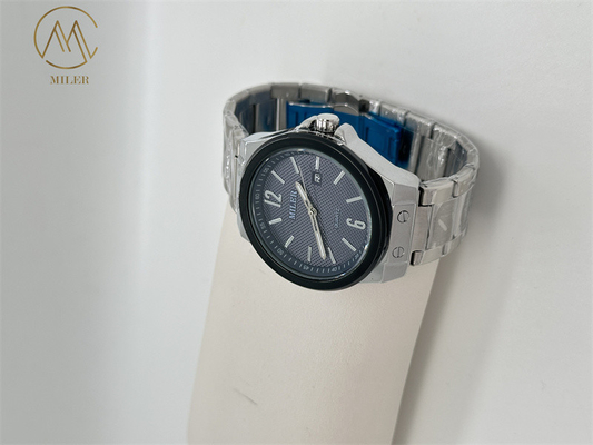 Luxury Waterproof Quartz Movement Watch Date Showing Stainless Steel Strap Wristwatch
