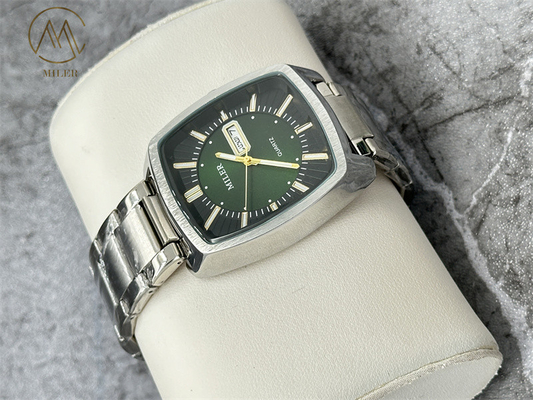 Luxury Waterproof  Date Showing Stainless Steel Quartz Watch for Men and Women