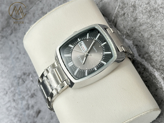 Luxury Waterproof  Date Showing Stainless Steel Quartz Watch for Men and Women